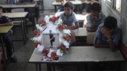 Gazze 12 yaşındaki küçük şehidine ağlıyor