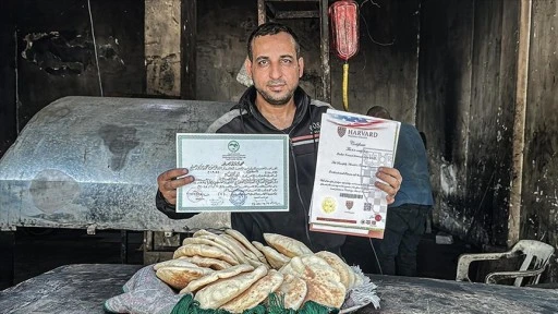 Gazze'de akademisyen olma hayali kuran Ebu Islih, üniversiteler yıkılınca diplomalı fırıncı oldu