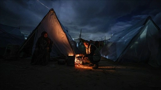 Gazze'de beklenen fırtına ve soğuk hava dalgası çadırlardaki binlerce aileyi tehdit ediyor