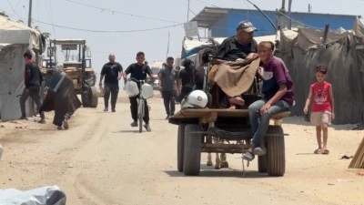 Gazze'de b&ouml;brek hastası 77 yaşındaki Hacci, at arabasında oksijen t&uuml;p&uuml;yle diyalize gidiyor