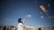 Gazze&#039;de çocuklar uçurtma uçurarak İsrail saldırılarının psikolojik etkilerinden kurtulmaya çalışıyor