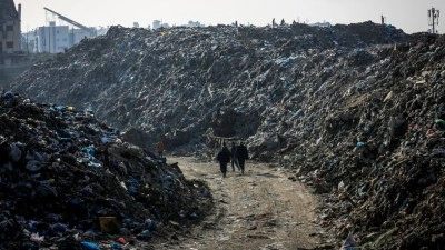 Gazze'de &ccedil;&ouml;pler arasında k&ouml;t&uuml; koku soluyarak yaşayan Filistinliler i&ccedil;in "savaş" s&uuml;r&uuml;y