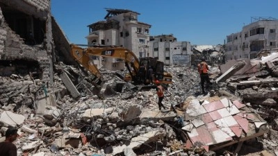 Gazze'de daha &ouml;nce hedef alınan binanın enkazından iki aileye ait 99 cenaze &ccedil;ıkarıldı