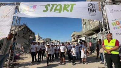 Gazze'de d&uuml;zenlenen maratona katılan Filistinli yetim &ccedil;ocuklar, acılarını bir an da olsa unutma