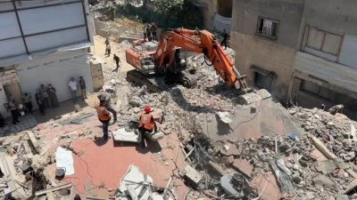 Gazze'de enkaz altındaki 8 bin 500 kayıp cenazeyi bulmak i&ccedil;in tek iş makinasıyla 'umutsuz' m&uuml;cadele