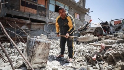 Gazze'de enkaz altından yakınlarını &ccedil;ıkarmaya &ccedil;alışan baba: Evin altında şehit varken nasıl uyuyayım