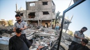 Gazze&#039;de Filistinli berber mesleğini enkazın üzerinde icra ediyor