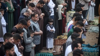 Gazze'de Filistinliler bayram namazını yıkılan camilerin enkazında ve &ccedil;adır kamplarında kıldı