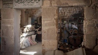 Gazze&rsquo;de g&ouml;n&uuml;ll&uuml;ler, B&uuml;y&uuml;k &Ouml;meri Camisi K&uuml;t&uuml;phanesi'nin k&uuml;lt&uuml;rel mirasını korumaya &ccedil;alışıyor