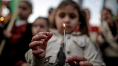 Gazze'de İsrail hapishanelerindeki Filistinli esirler i&ccedil;in mum ışığı n&ouml;beti d&uuml;zenlendi