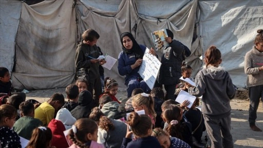 Gazze'de İsrail'in yıktığı okulların yerine kurulan çadırlarda eğitim mücadelesi