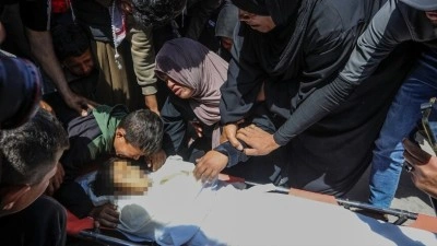 Gazze'de İsrail saldırısında &ouml;len 9 yaşındaki Adil'e kardeşinden y&uuml;rek yakan veda: Beni bı