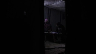 Gazze'de &ouml;ğrenciler, lise bitirme sınavlarına elektriksiz &ccedil;adırlarda hazırlanıyor