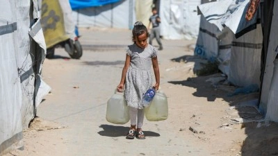 Gazze'de, okul sırasında olması gereken &ccedil;ocuklar saatlerce su kuyruğunda bekliyor