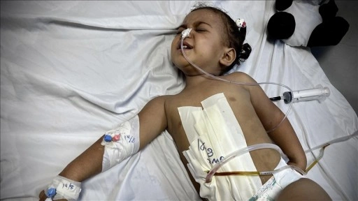Gazze'de oyun oynarken bombaların iç organlarını deldiği küçük kız, tedavi edilmeyi bekliyor