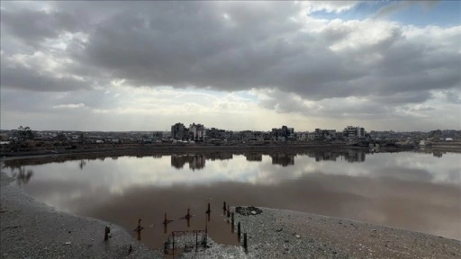 Gazze'de yağan yağmurlarla birlikte su seviyesi yükselen gölet tehlike saçıyor
