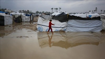 Gazze'de yerinden edilen Filistinlilerin &ccedil;adırlarını şiddetli yağış nedeniyle su bastı