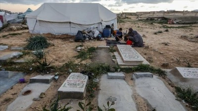 Gazze'de yerlerinden edilen Filistinliler, Ramazanda da mezarlıklarda yaşamaya devam ediyor