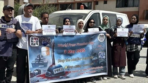 Gazze'deki gazeteciler, İsrail'in soykırımına son verilmesi talebiyle eylem yaptı