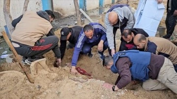Gazze halkı, bahçelere gömmek zorunda kaldıkları yakınlarının naaşını kent mezarlığına defnediyor
