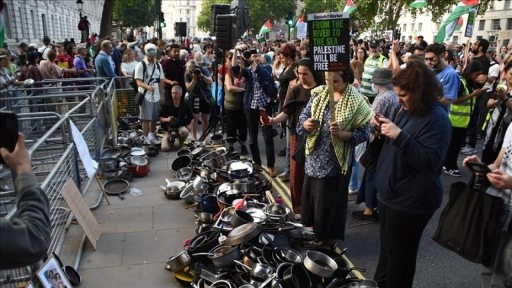 Gazze'yi açlığa mahkum eden İsrail, İngiltere'de tencere ve tavalarla protesto edildi