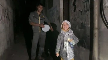 Gazze'de 8 yaşındaki Saba söylediği manilerle insanları sahura kaldırıyor