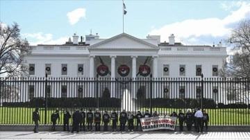 Gazze'de ateşkes isteyen Yahudi protestocular kendilerini Beyaz Saray'ın çitlerine zincirl