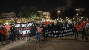 Gazze'de ateşkes talep eden İsrailli aktivistler Tel Aviv'de gösteri düzenledi