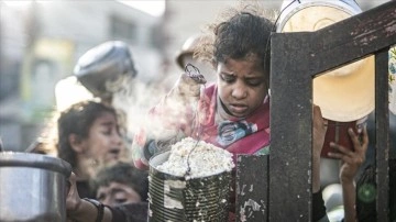 Gazze’de bombardıman altında sahur ve iftar için yiyecek arayışı