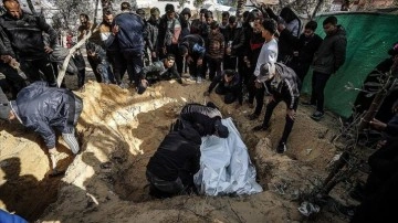 Gazze'de saldırılarda ölenlerin rastgele defni nedeniyle salgın hastalıkların yayılması endişes