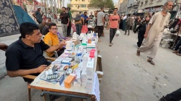 Gazze'de zorla yerinden edilen doktor kardeşler açtıkları tezgahla hastalara ilaç ulaştırıyor
