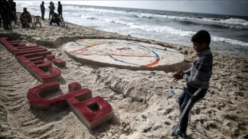 Gazze'deki çocukların "oyun oynama hakkı" sahildeki kumlara çizildi