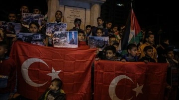 Gazze'deki Filistinli çocuklardan, depremin vurduğu Türkiye ve Suriye'ye destek