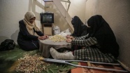 Gazzeli ailenin geçim kaynağı 'fıstık ayıklamak'