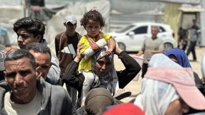 Gazzeli anne, kolu kırık kızıyla birlikte bir kap sıcak yemek i&ccedil;in uzun saatler kuyrukta bekliyor
