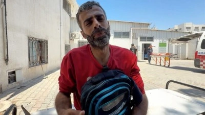 Gazzeli babadan sırtında &ccedil;antasıyla İsrail bombalarına hedef olan yavrusuna acı veda: Oğlum okuldan d&ouml;n&uuml;yordu
