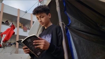 Gazzeli çocuk sığındığı çadırda İsrail saldırılarında "parçalanmış hayatları" yazıyor