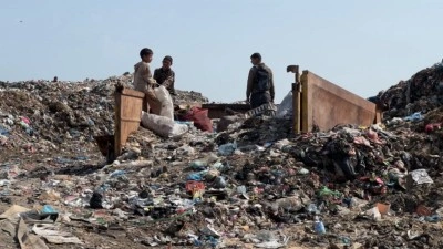 Gazzeli &ccedil;ocuklar, kaldıkları &ccedil;adırların yakınlarındaki &ccedil;&ouml;p yığınları arasında b&uuml;y&uuml;yor