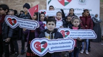 Gazzeli çocuklardan Türkiye ve Suriye'deki depremzedeler için dayanışma gösterisi