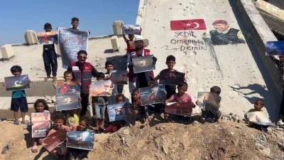 Gazzeli gen&ccedil;ler, Şehit &Ouml;mer Halisdemir'i duvar resmiyle andı