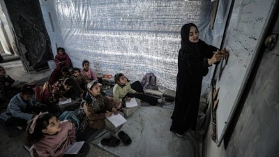 Gazzeli g&ouml;n&uuml;ll&uuml; &ouml;ğretmenler, imkansızlıklara rağmen bir neslin kaybolmaması i&ccedil;in uğraşıyor