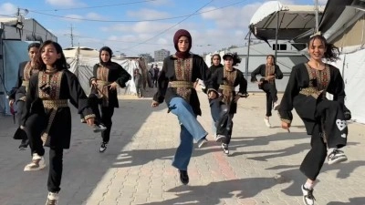 Gazzeli kız &ccedil;ocukları İsrail saldırılarının psikolojik etkilerini 'debke'yle atmaya &ccedil;alışıyor