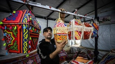 Gazzeli m&uuml;hendis, &ccedil;adır at&ouml;lyesinde &uuml;rettiği fenerlerle ramazan ayında umuda ışık tutuyor