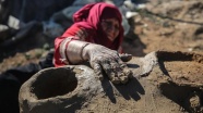 Gazzeli ninenin emektar elleri ekmeğini çamurdan çıkarıyor