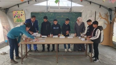 Gazzeli &ouml;ğrenciler, &ccedil;adır okulda "k&uuml;&ccedil;&uuml;k mucit" projesiyle atık malzemeden &ccedil;eşitli aletleri