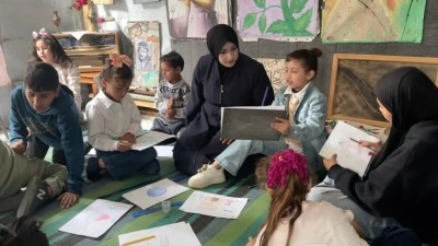 Gazzeli ressam enkazdan kurtardığı malzemelerle "&ccedil;adır at&ouml;lyesinde" &ccedil;ocuklara umut aşılıyo