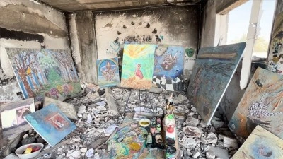 Gazzeli ressam, İsrail saldırılarından etkilenen &ccedil;ocuklara sanatla umut oluyor