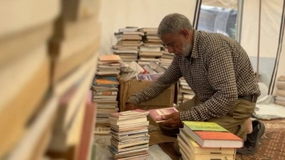 Gazzeli sahaf, evinin enkazından &ccedil;ıkardığı kitaplarla k&uuml;t&uuml;phanesini yeniden oluşturdu