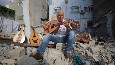 Gazzeli sanat&ccedil;ı Ebu Şaviş, m&uuml;zik aletlerini onararak savaşla kırılan umutları yeşertiyor