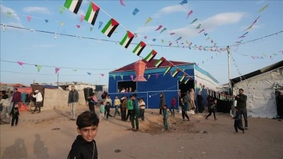 Gazzeliler &ccedil;adırların arasında da olsa &ccedil;ocuklara 'Ramazan coşkusu'nu yaşatmaya &ccedil;alışıyor